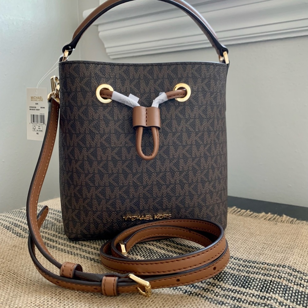 💋NWT Michael Kors Suri Small Logo Crossbody Bag